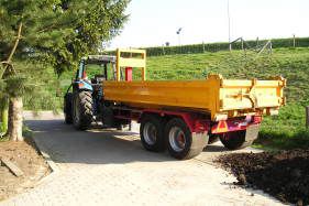 tractor met container