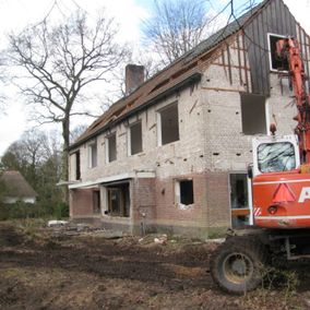 slopen met graafmachine