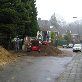 straatwerk met graafmachine